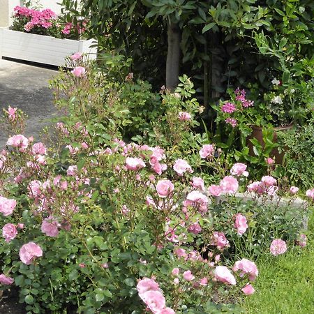 Une Chambre A Neuilly Guest House Екстериор снимка